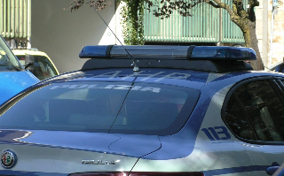 La polizia scopre laboratorio di droga, arrestate tre persone